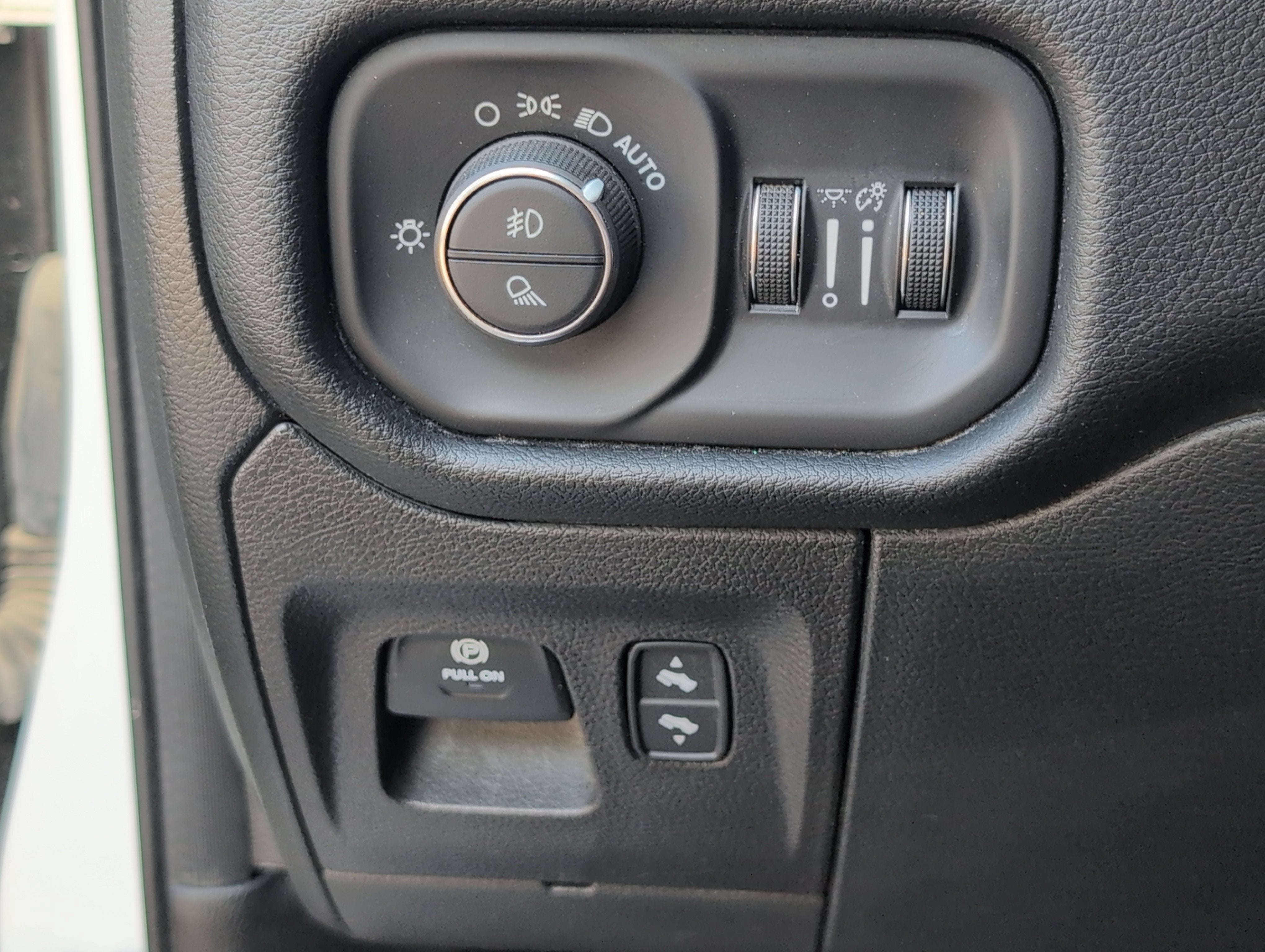 2022 RAM 1500 Laramie Crew Cab 4x4 5'7" Box