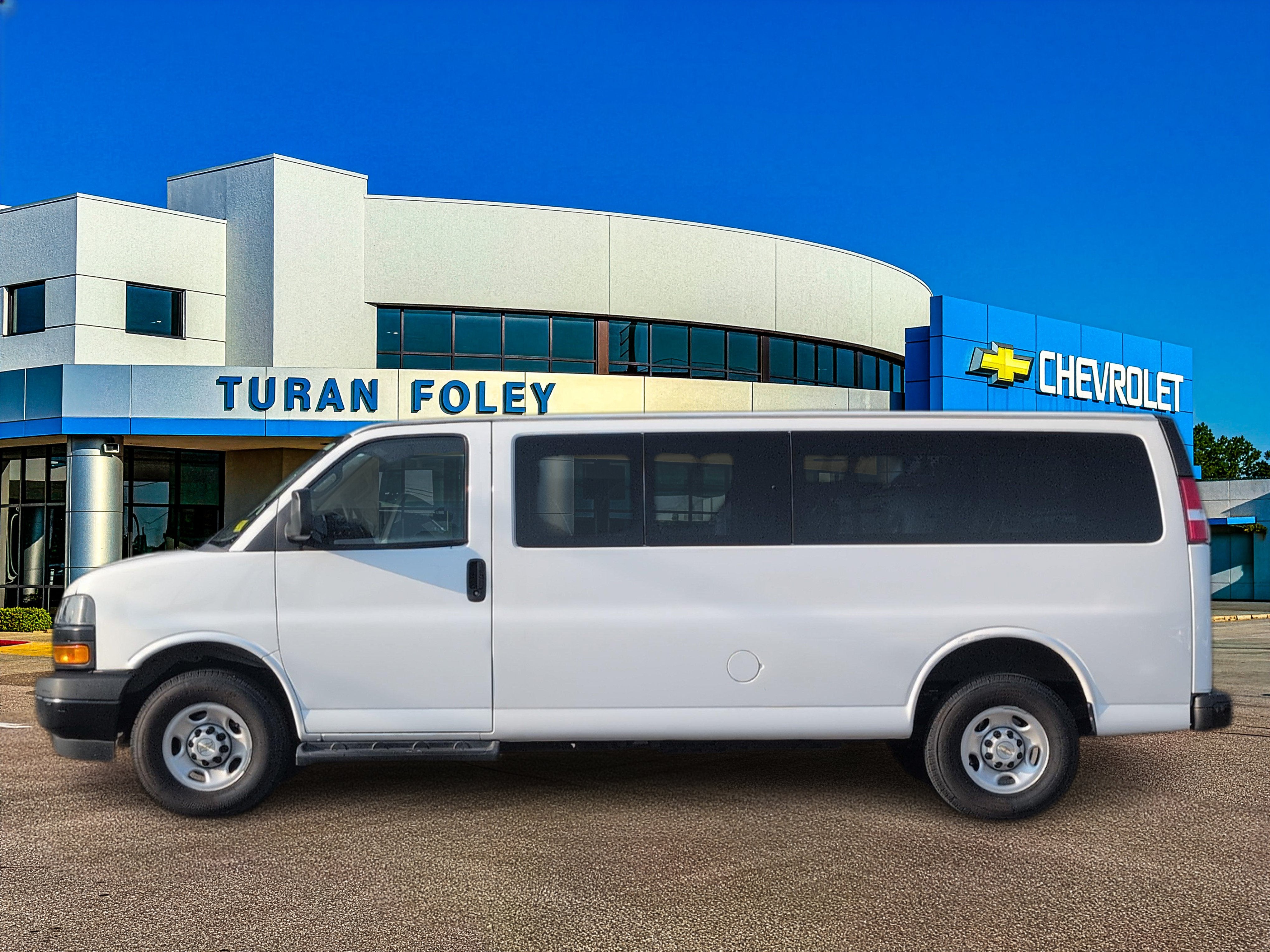 2022 Chevrolet Express Passenger 3500 1LS