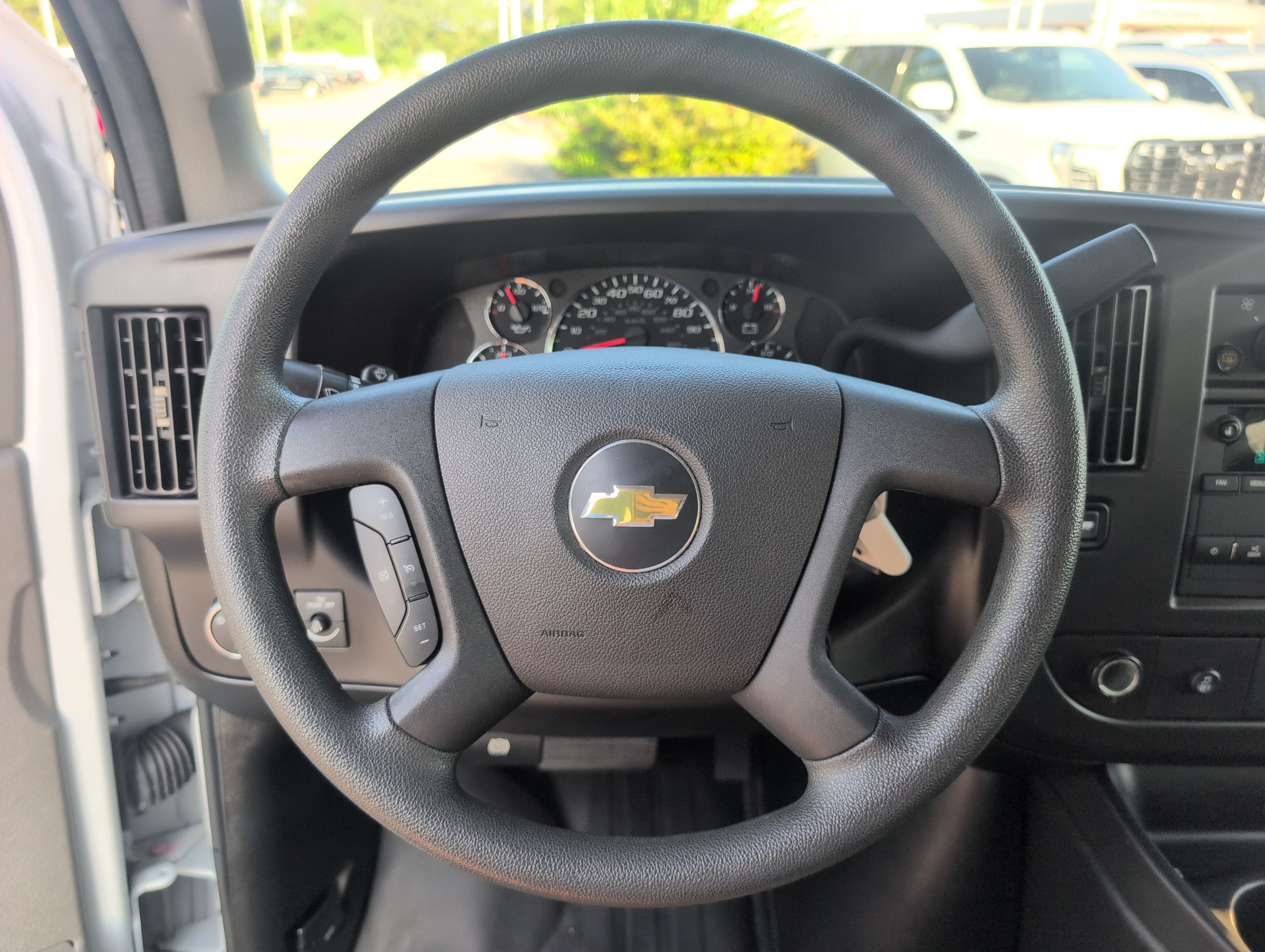 2022 Chevrolet Express Passenger 3500 1LS
