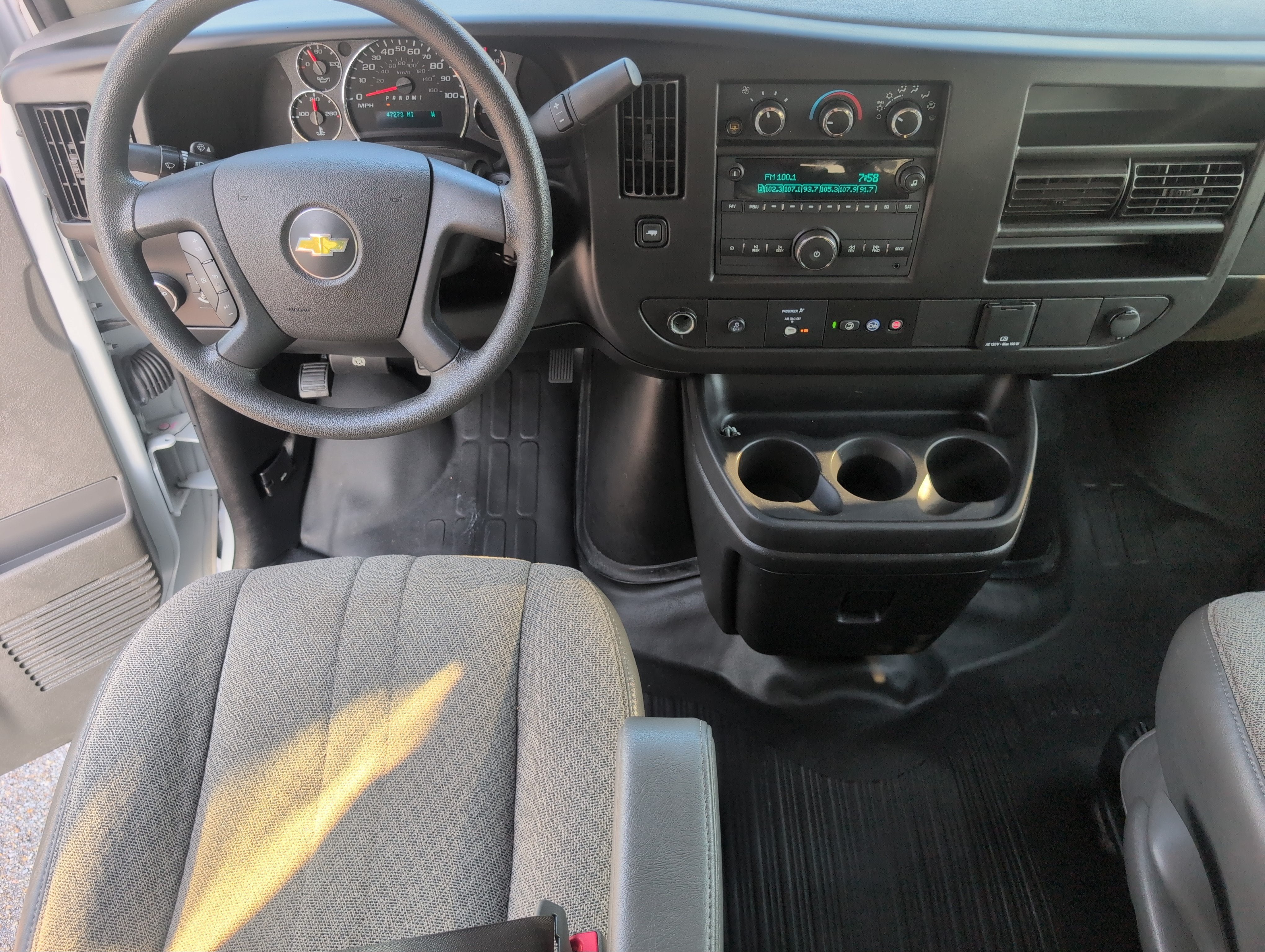 2022 Chevrolet Express Passenger 3500 1LS