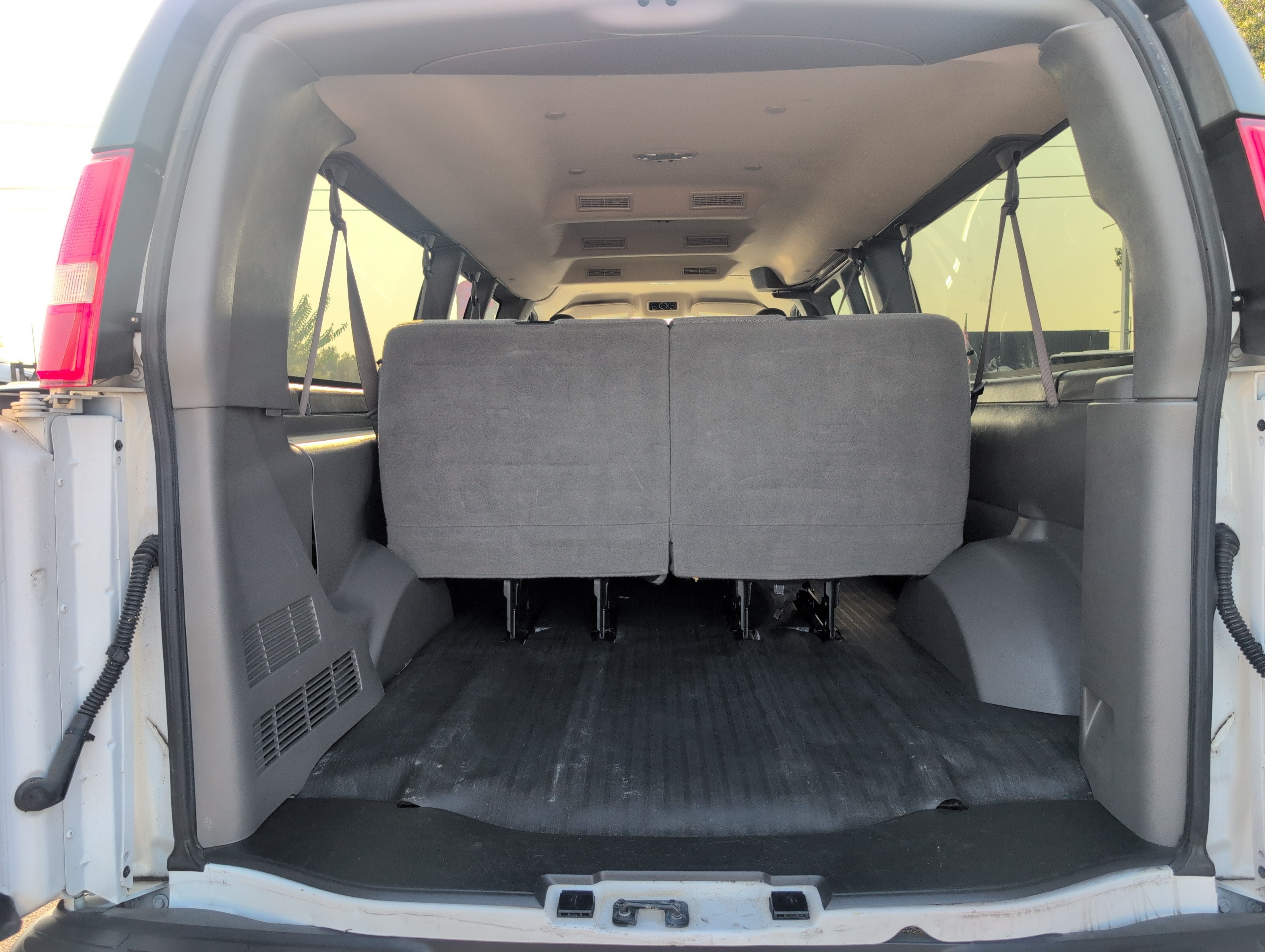 2022 Chevrolet Express Passenger 3500 1LS