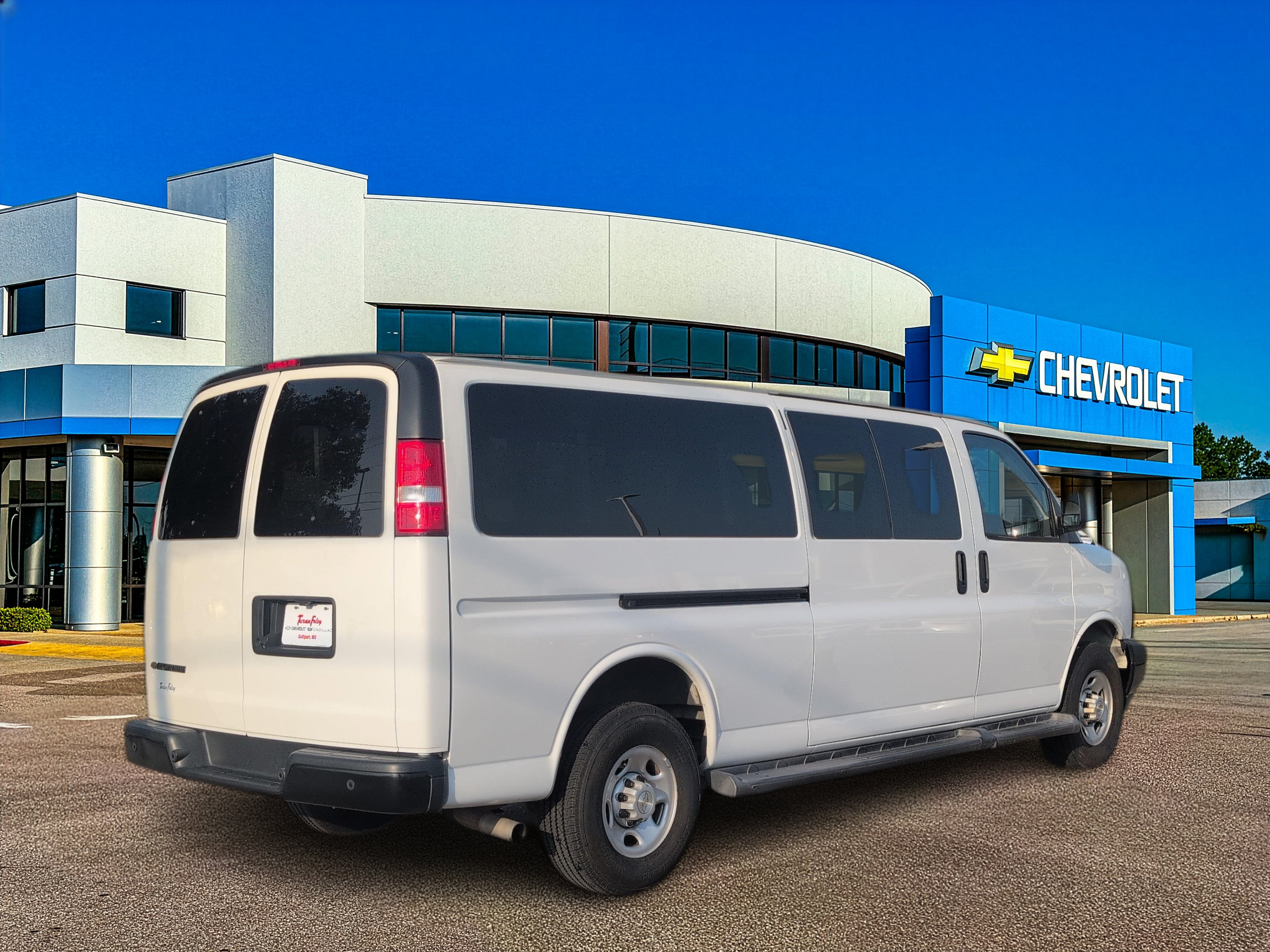2022 Chevrolet Express Passenger 3500 1LS