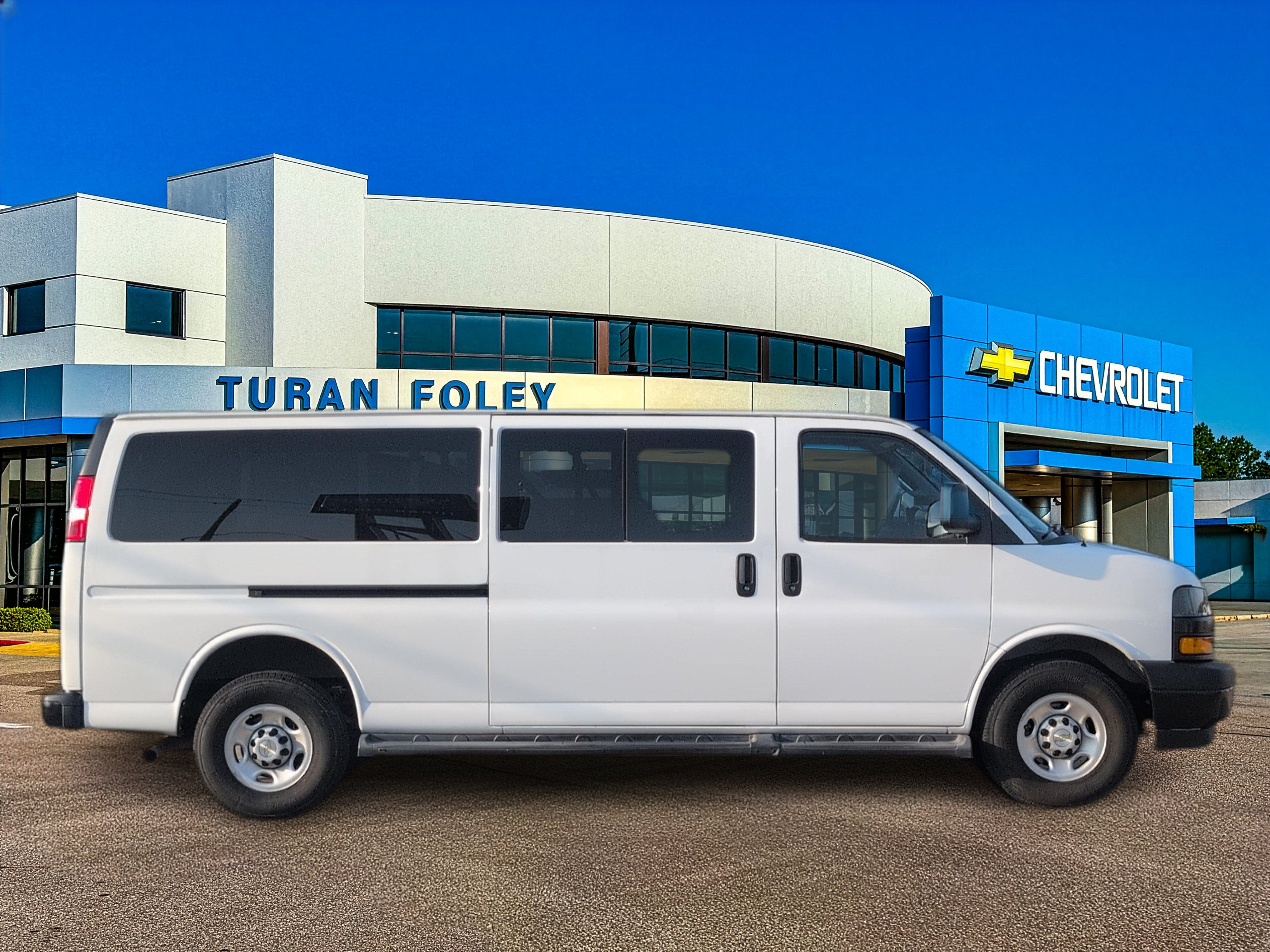 2022 Chevrolet Express Passenger 3500 1LS