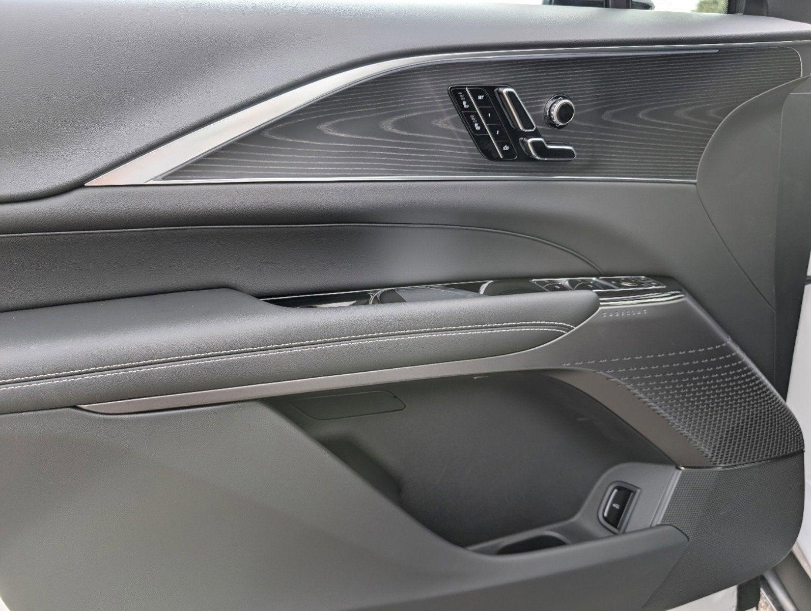 2025 Cadillac LYRIQ Luxury 1