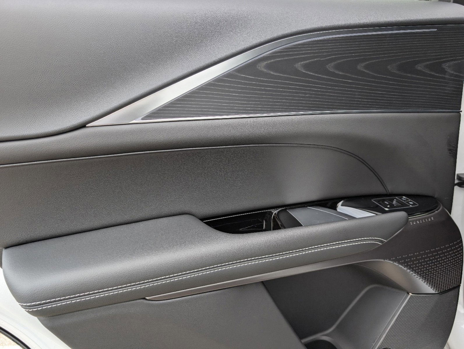 2025 Cadillac LYRIQ Luxury 1