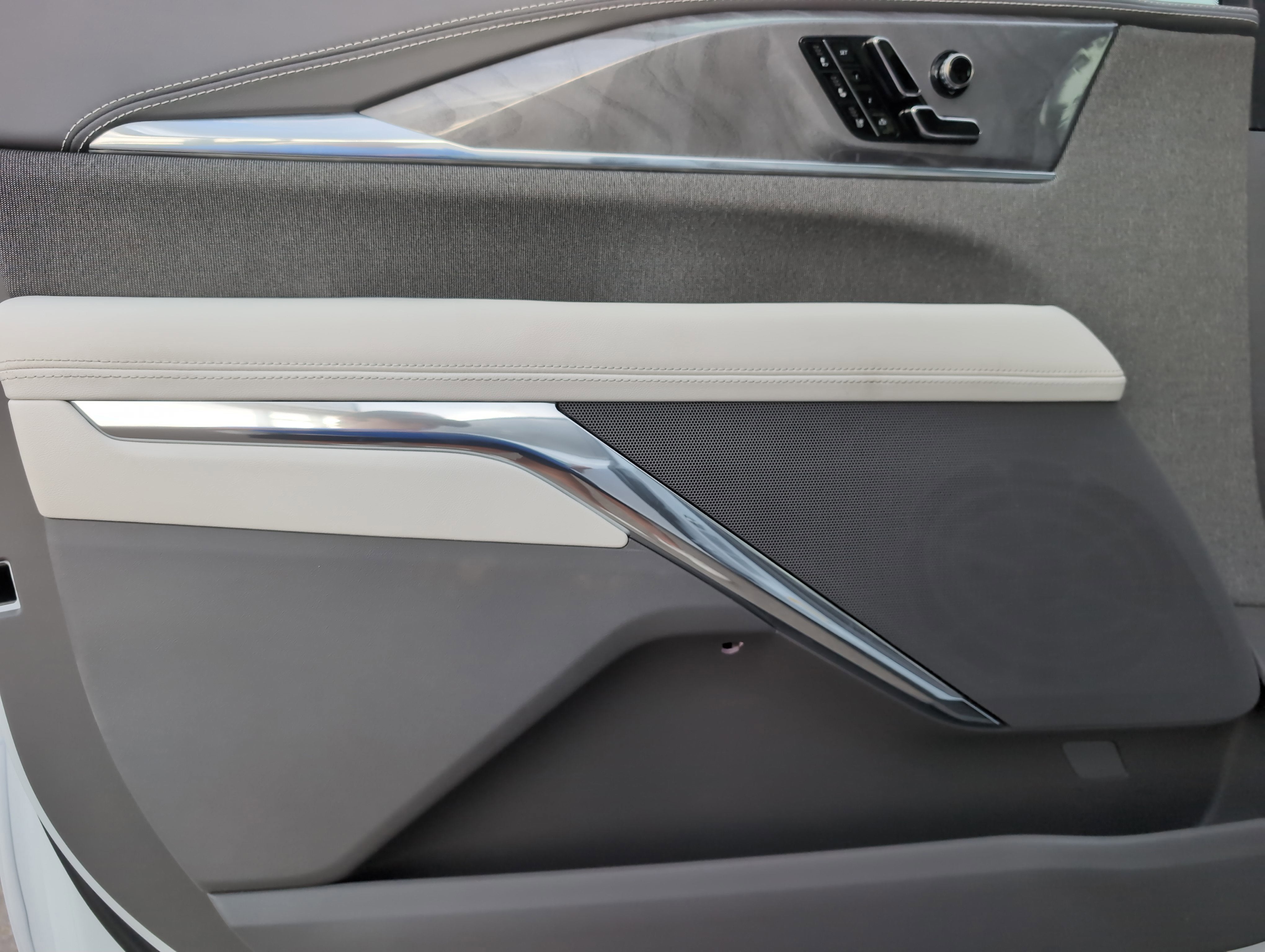 2026 Cadillac ESCALADE IQL Sport