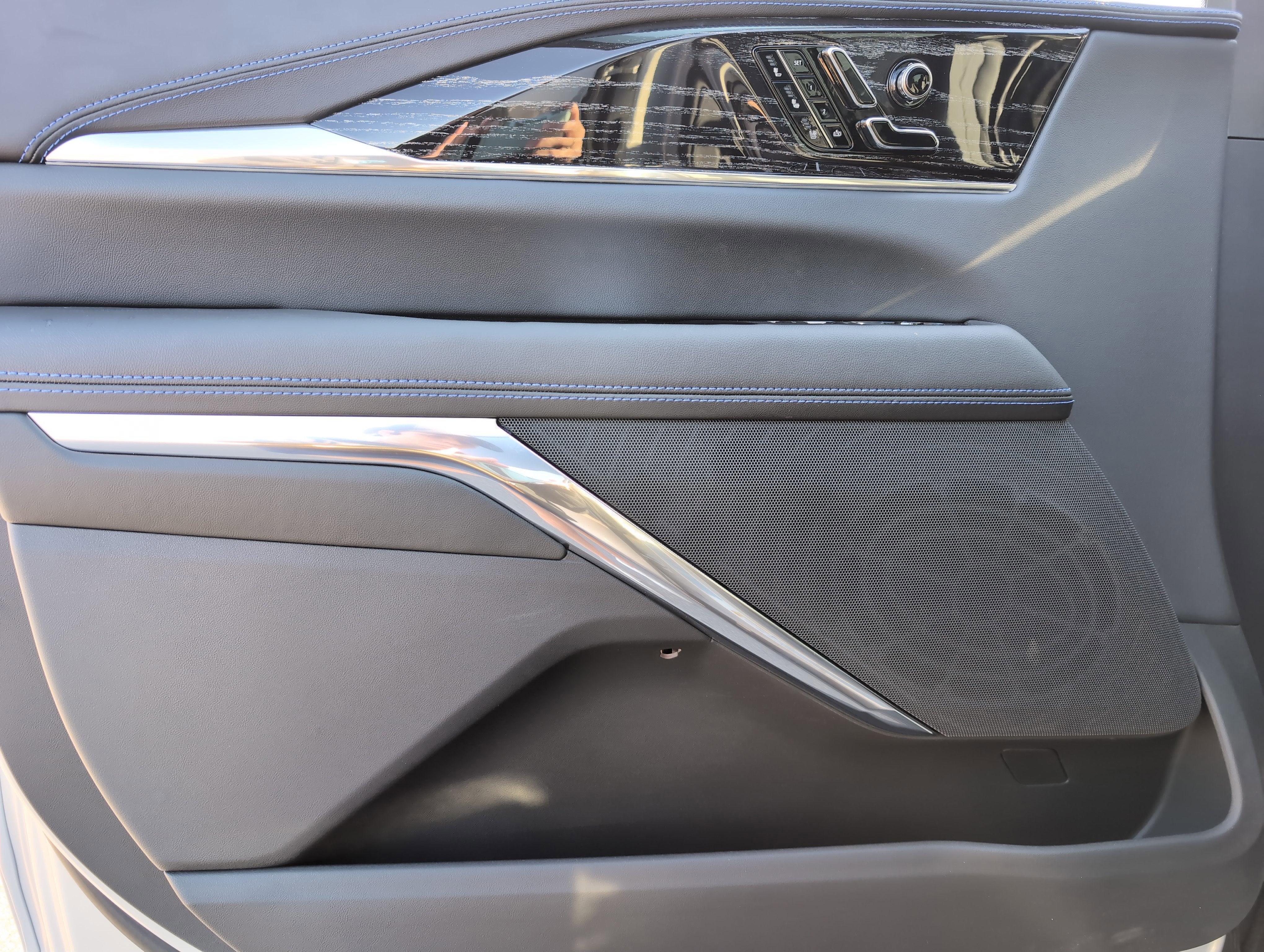 2025 Cadillac ESCALADE IQ Sport 1