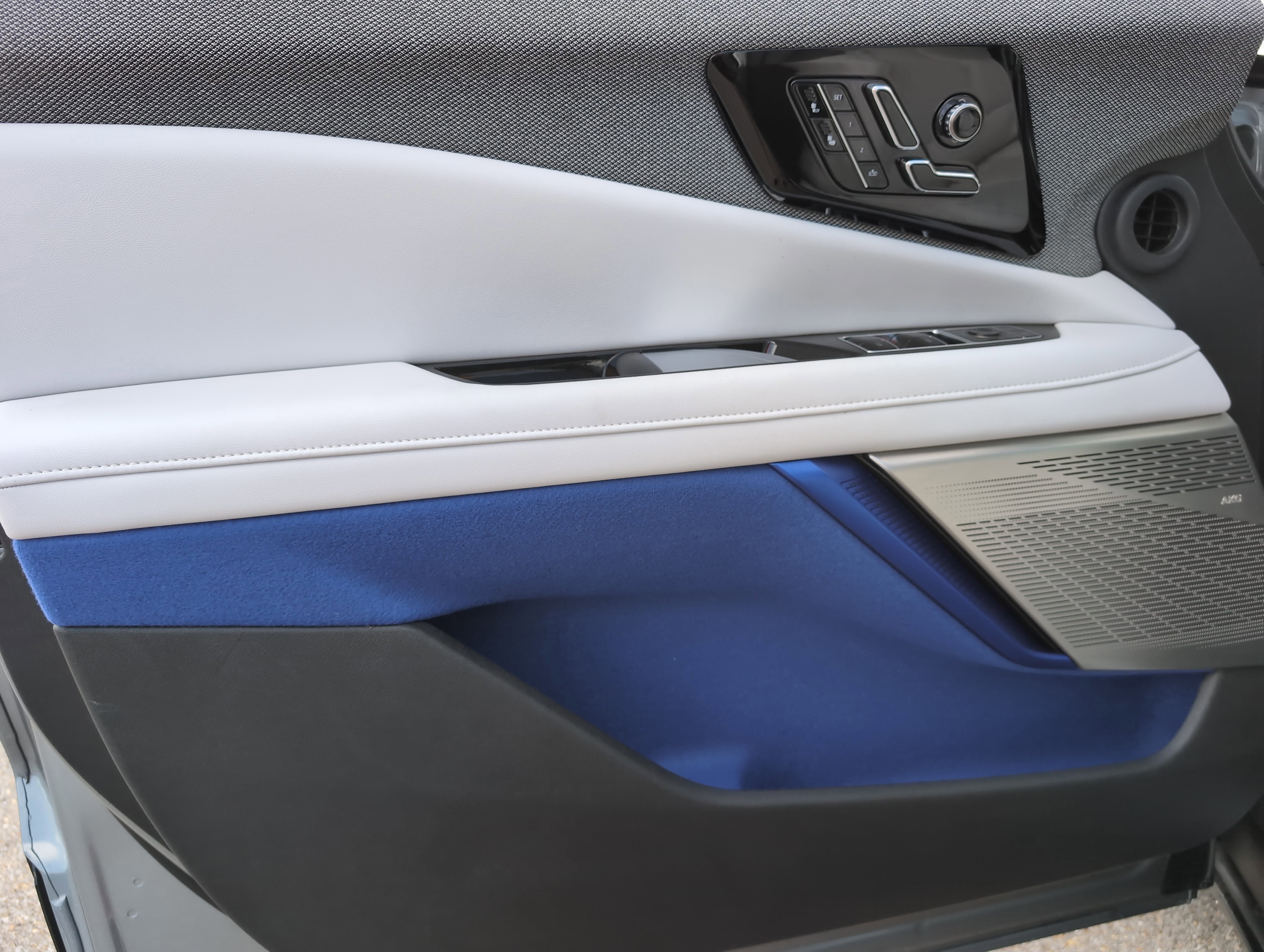 2025 Cadillac OPTIQ Luxury 1