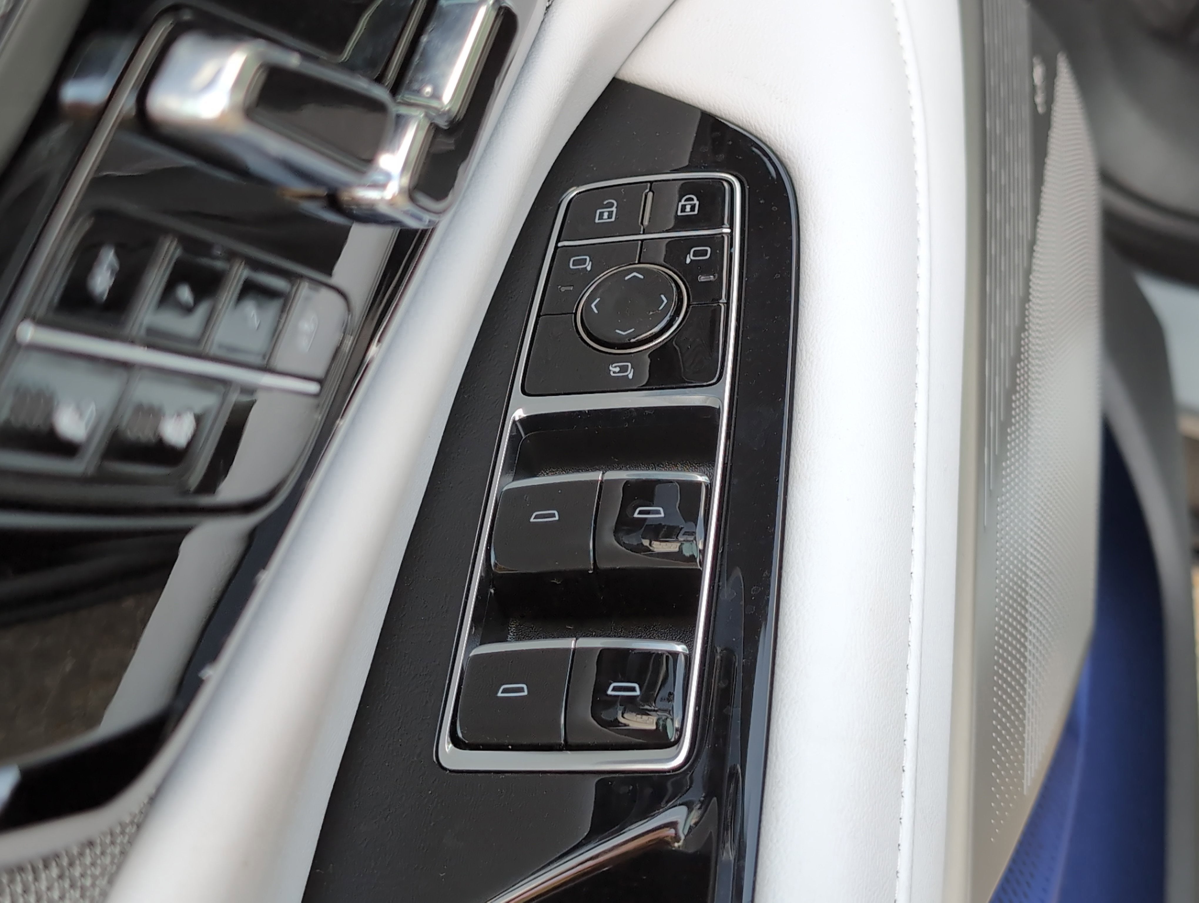 2025 Cadillac OPTIQ Luxury 1